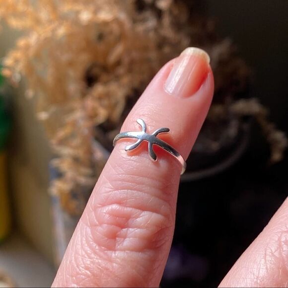 Pisces Sterling Silver Toe Ring - Picture 3 of 5